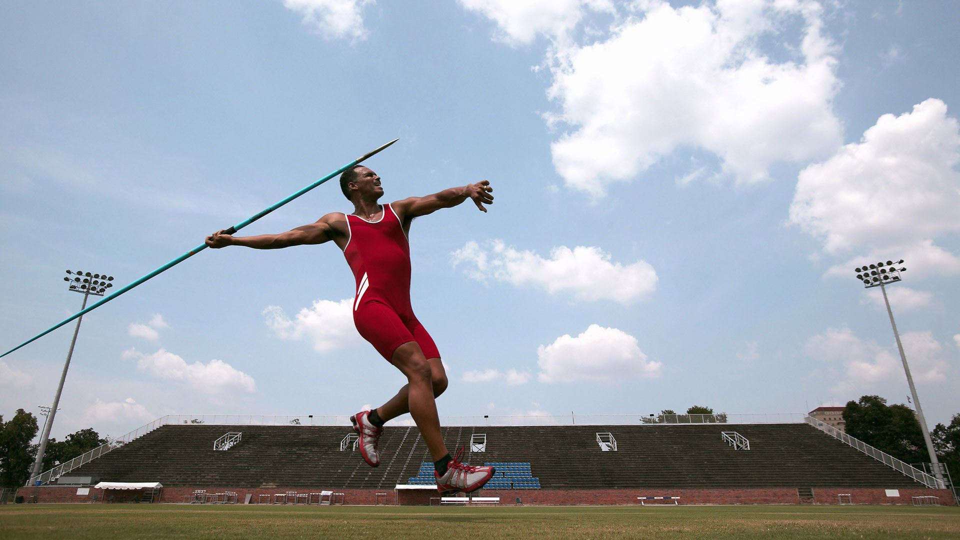 _障碍赛跑激发全民运动热情,城市狂欢不断_,障碍赛跑是什么
